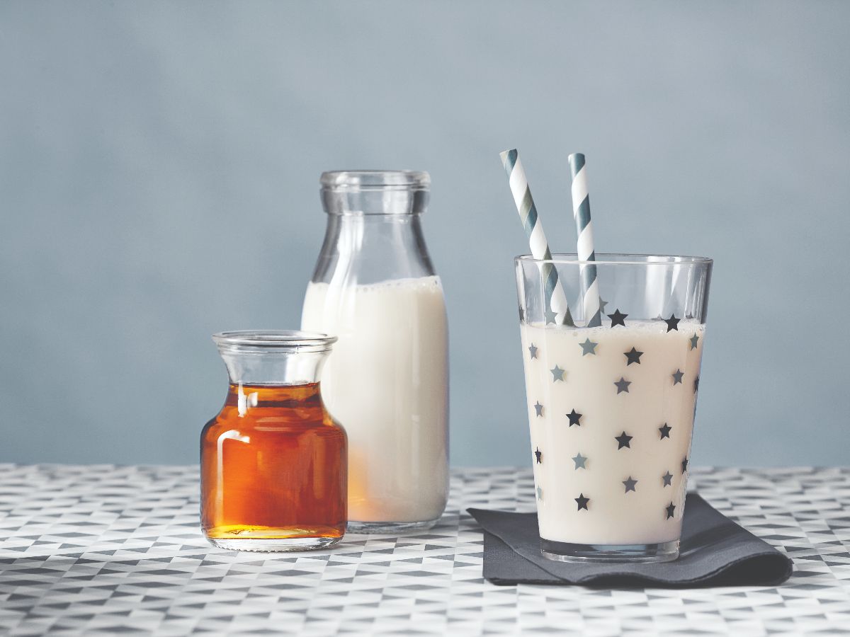 Milch mit kanadischem Ahornsirup | Ahornsirup aus Kanada