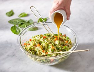 Hähnchen-Nudelsalat mit Ahorn-Kurkumadressing