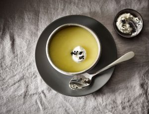 Weiße-Bete-Suppe mit Kaviarcreme