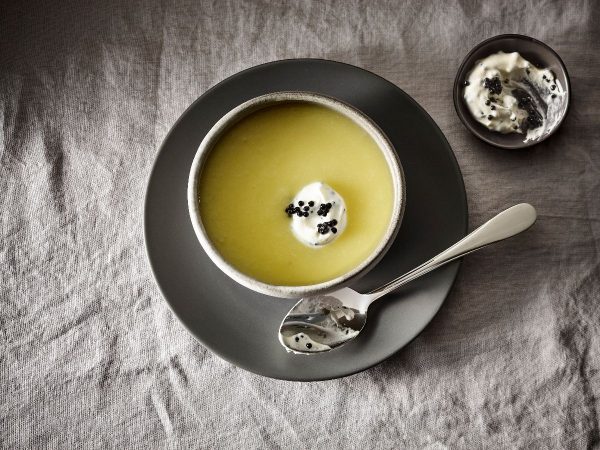 rezept-weisse-beete-suppe-mit-kaviarcreme