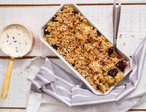 Birnen-Brombeer-Dessert mit Ahornstreusel