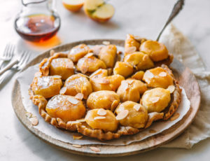 Tarte Tatin mit Äpfeln und Ahornsirup