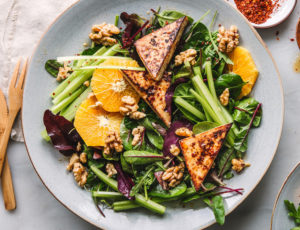 Scharf karamellisierter Tofu auf Orangen-Nuss-Salat