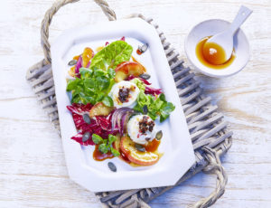 Lauwarmer Salat mit gratiniertem Ziegenfrischkäse