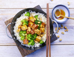 Vegane Bowl mit Reis und Sesam-Brokkoli-Tofu