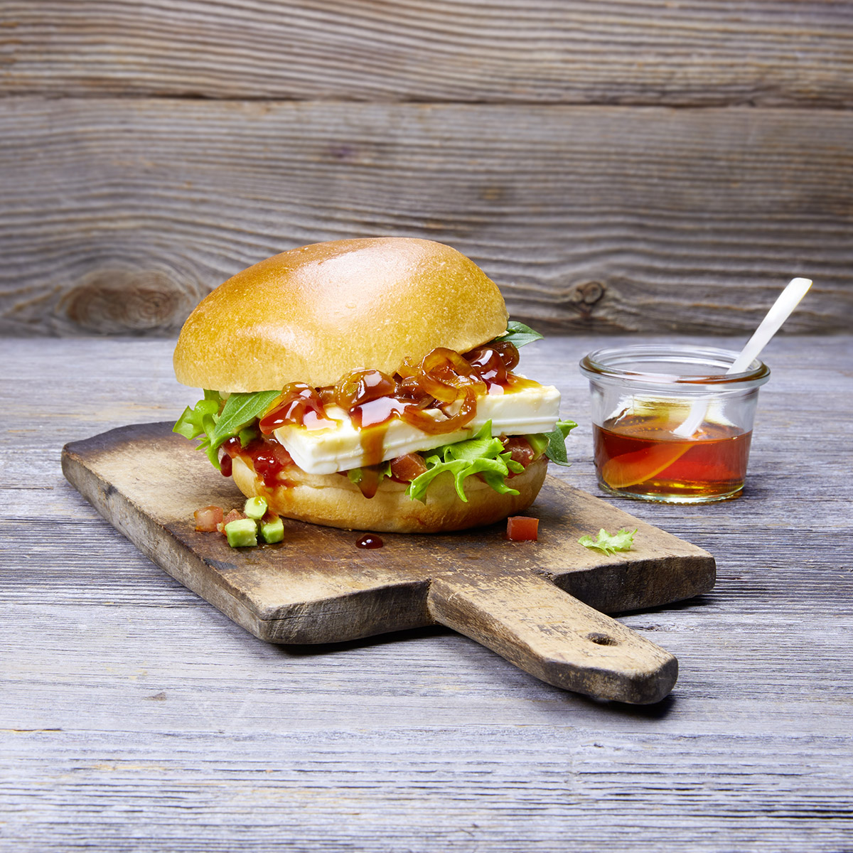Vegetarischer Burger mit Fetakäse, geschmorten Ahornsirup-Zwiebeln und ...