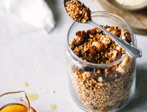 Knuspriges Quinoa-Granola mit Ahornsirup
