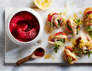 Bruschetta mit Rote-Bete-Hummus