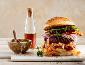 Glasierter Burger mit crunchy Coleslaw