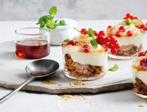 Ahorn-Cheesecake im Glas mit Beeren, Joghurt und Nuss-Crumble