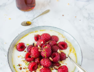 Hirsecreme mit marinierten Himbeeren