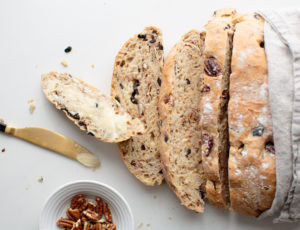 Feigen-Pekannussbrot mit Ahornsirup