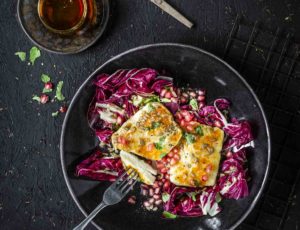 Gebackener Ahornsirup-Halloumi mit Granatapfel auf Radicchio