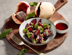 Rote-Bete-Salat aus dem Salzteig mit Ahorndressing