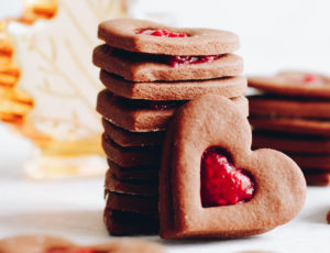 Gefüllte Herzplätzchen mit Ahornsirup und Himbeeren