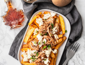 Kanadische Poutine mit Pulled Chicken und Ahornsirup