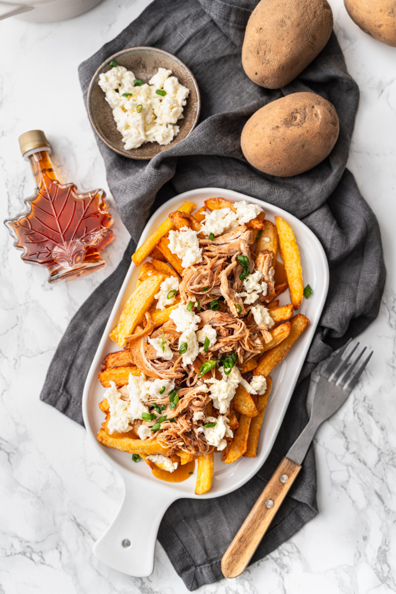 Kanadische Poutine mit Pulled Chicken | Ahornsirup aus Kanada