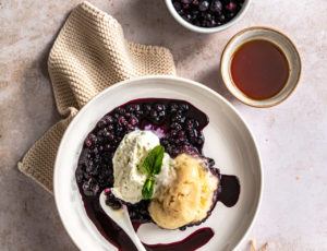 Kanadisches Blaubeer-Dessert mit Ahornsirup