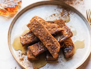 Vegane „French Toast Sticks“ mit Ahornsirup