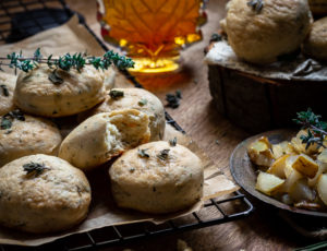 Herzhafte Ahorn-Kräuter-Scones