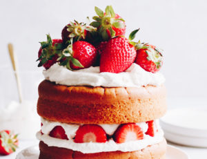 Erdbeer-Naked-Cake mit Ahornsirup