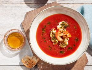 Ahorn-Tomaten-Gazpacho mit Garnelen