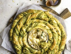 Ofen-Camembert mit Blätterteig-Spirale und Ahornsirup