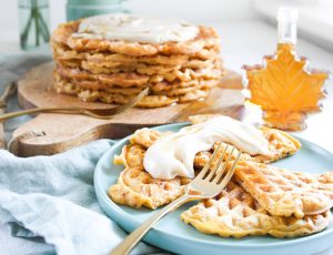 Möhren-Waffeln mit Ahornsirup-Frischkäse-Frosting