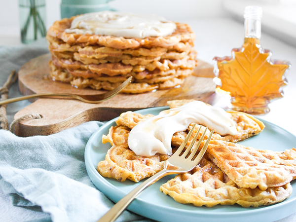 karotten-waffeln-mit-ahornsirup-frischkaese-frosting