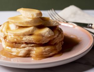 Soufflé Pancakes mit Banane und Ahornkaramell