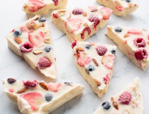 Frozen Jogurt mit Ahornsirup und Beeren