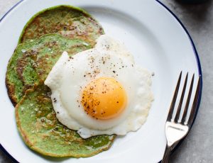 Spinatpfannkuchen mit Spiegelei und Ahornsirup