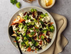 Kanadischer Brokkolisalat mit Ahornsirup und Baconchips