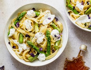 Pasta mit grünem Spargel, Burrata und Ahornsirup