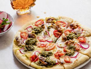 Vegane Pizza Bianca mit Radieschen, Kirschtomaten, Bärlauchpesto, Walnüssen und Ahornsirup