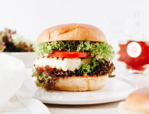 Halloumi Burger mit Ahornsirup