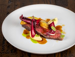 Wagyu-Tafelspitz mit Chicorée, Blumenkohl, gegrilltem Apfel und Ahornsirup