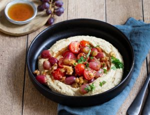 Karamellisierte Ahorn-Trauben und -Tomaten auf Hummus