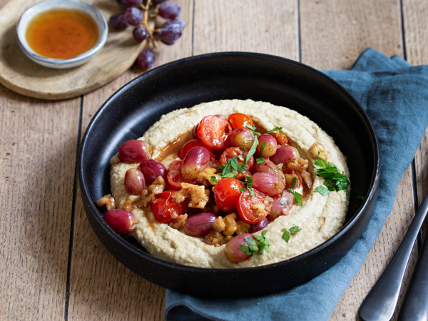 Karamellisierte Ahorn-Trauben und -Tomaten auf Hummus