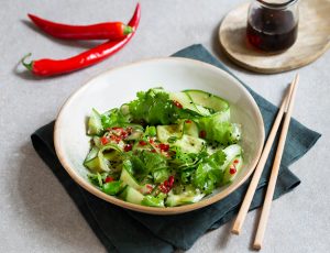 Asiatischer Gurkensalat mit Ahorn-Sesam-Dressing