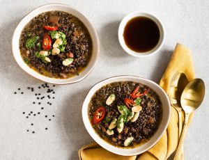 Dunkles Ahorn-Curry mit Belugalinsen, Möhren &#038; Kokosmilch