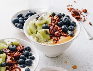 Griechische Joghurtbowls mit Ahornsirup Granola