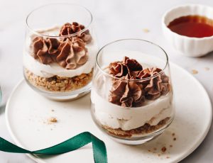 Ahorn-Lebkuchendessert im Glas