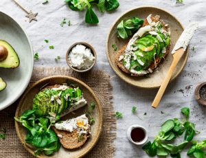 Ahorn-Whipped-Ricotta und Avocado-Toast