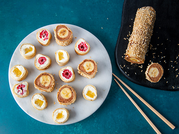 Süße Sushi-Ahorn-Pfannkuchen mit Obst