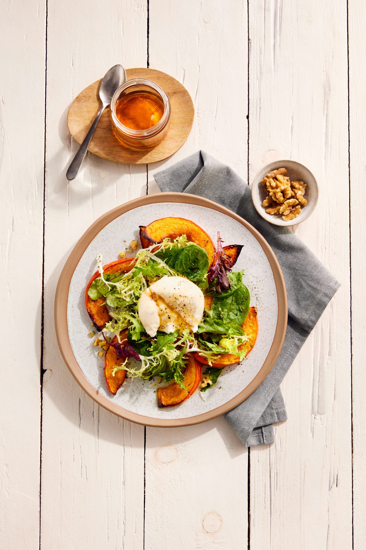 Babyleaf-Salat mit Ahorn-Dressing, Burrata und Nüssen auf ...
