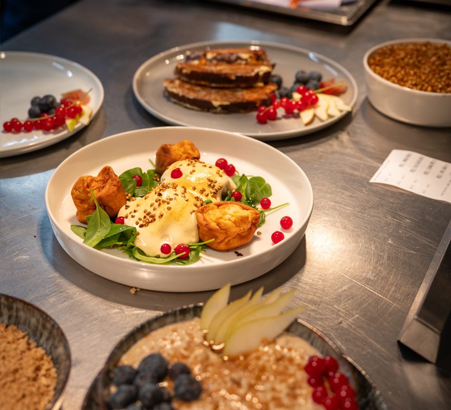 Tisch mit verschiedenen Gerichten, darunter pochierte Eiern und French Toast