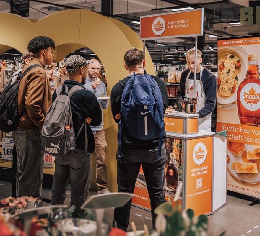 Vier Kunden stehen am Verkostungsstand