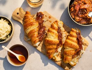 Ahorn-Pulled Pork im Croissant
