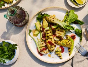 Gegrillter Pak Choi mit Ahornsirup-Limetten-Relish